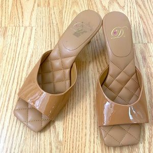 Tan 1 1/2” heels sandals, size 7
